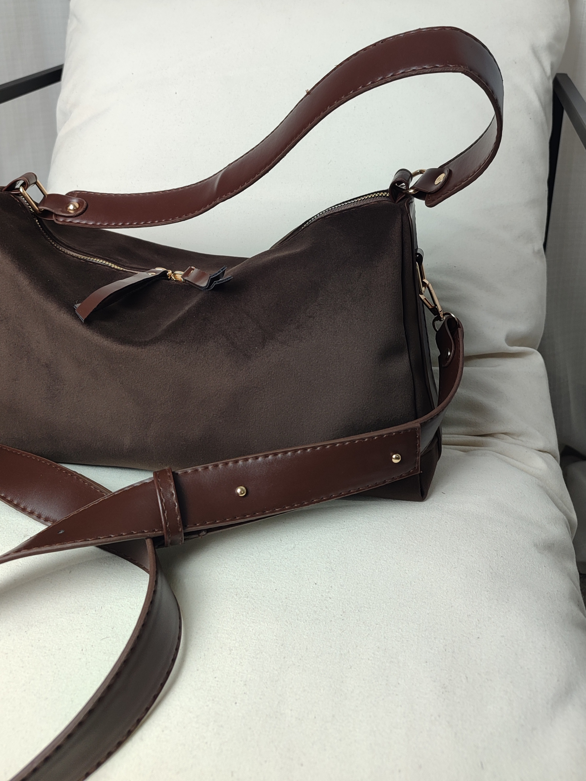 کیف دوشی جیر شل وارداتی مخمل سایز متوسط با یراق آلات طلایی و ترکیب چرم